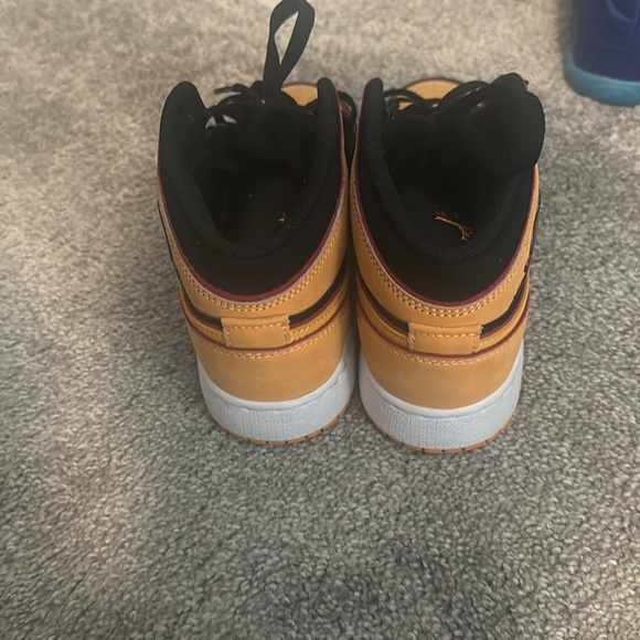 Kids Jordan size 3.5y..only worn once - Picture 3 of 3